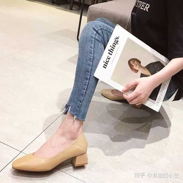 平底的单鞋最舒服,黑色,裸色,杏色比较百搭,搭配连衣裙牛仔裤都可.