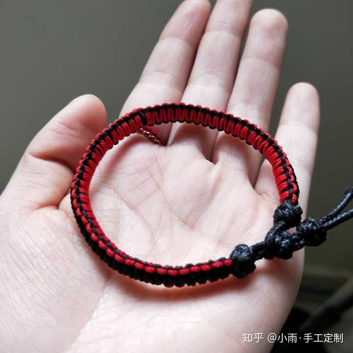 这个是头发手绳,里面有女生的长发