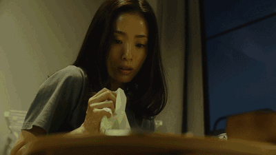 纱和原本没注意到茶几上那一堆信箱里的传单,闷热的屋子里飞来一只