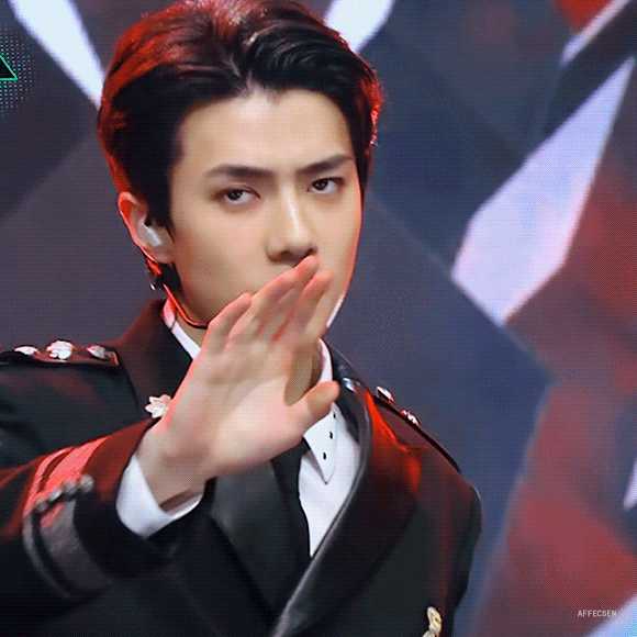 关于吴世勋的gif? - 知乎