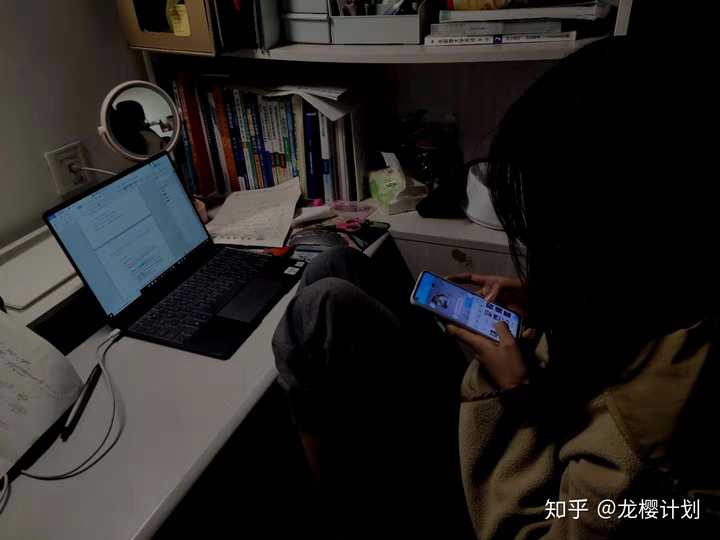 无数次夜深人静的时候控制不住玩手机的手