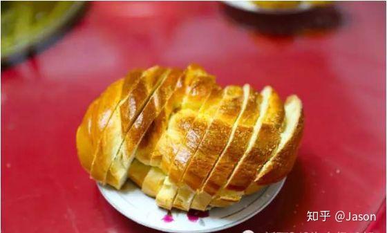 列巴有咸甜两种,目前,在塔城市一般将长方形的咸面包称为列巴,而带