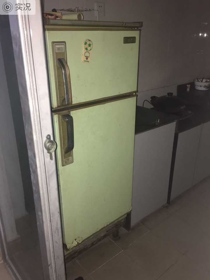 这就是宿舍的我家80年代买的绿皮冰箱,用来放酸奶.