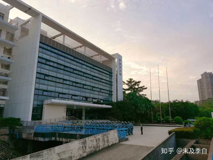 广东医科大学目前有两个校区:东莞校区和湛江校区,第三个校区为海东