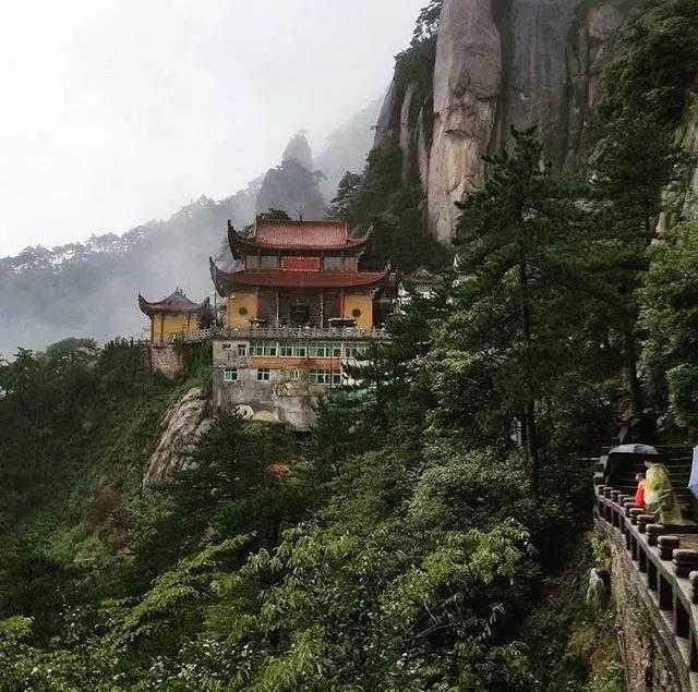 九华山位于安徽省池州市,最高峰也不过海拔一千多米,钟灵毓秀.