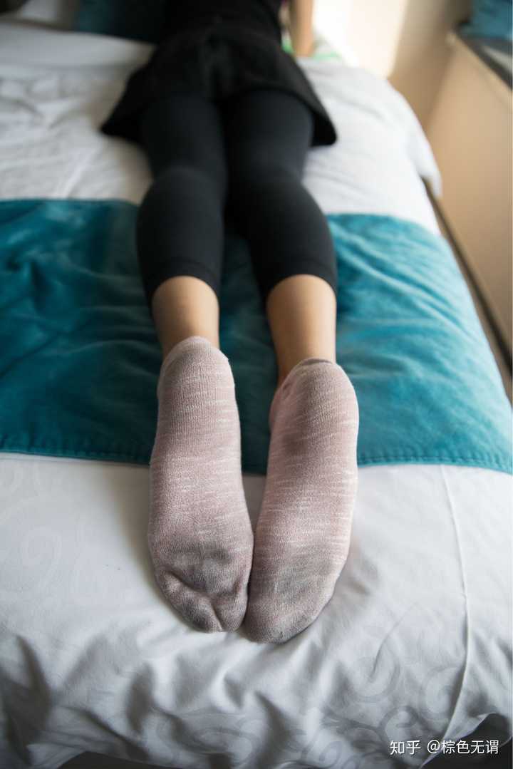 女生白袜穿一天会脏吗?