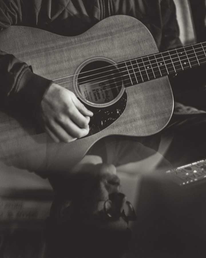 背上吉他,转身留给世界的只是一个清冷的背影,他像一股凛冽的风,与