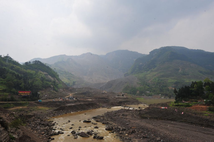 以下有青川东河口地震触发滑坡碎屑流前后对比图.