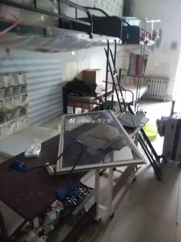 多位网友发来消息称,潍坊学院暑假宿舍维修暖气管道后的宿舍一片狼藉