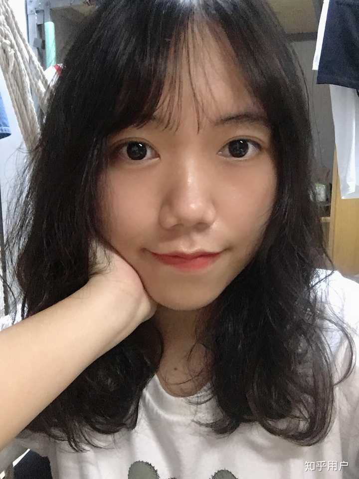 有没有十八岁后不化妆的女孩子?