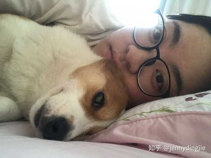 情侣睡觉都抱着睡吗?