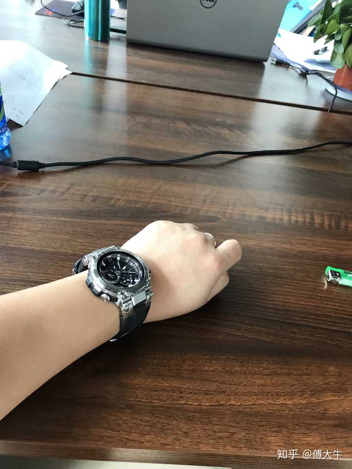 4、手腕应该戴什么样的手表？