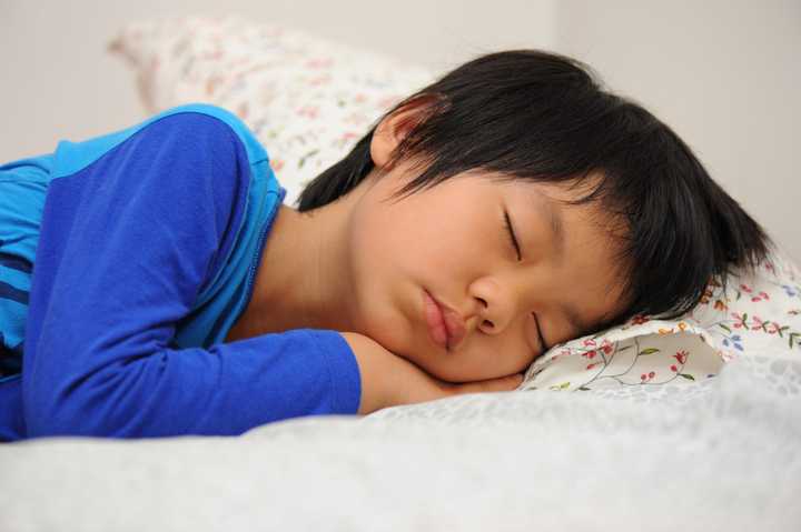 小孩晚上不肯睡觉怎么办?