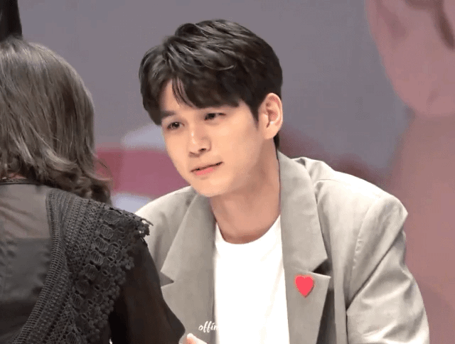bling  邕圣佑的颜在动图里也很优秀(ω  )★ kiyo (图源微博知乎等