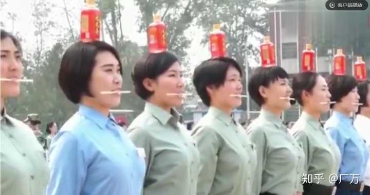 为了矫正罗圈腿和驼背, 很多女兵都会背着"工"型架,背包绳绑腿,然后站