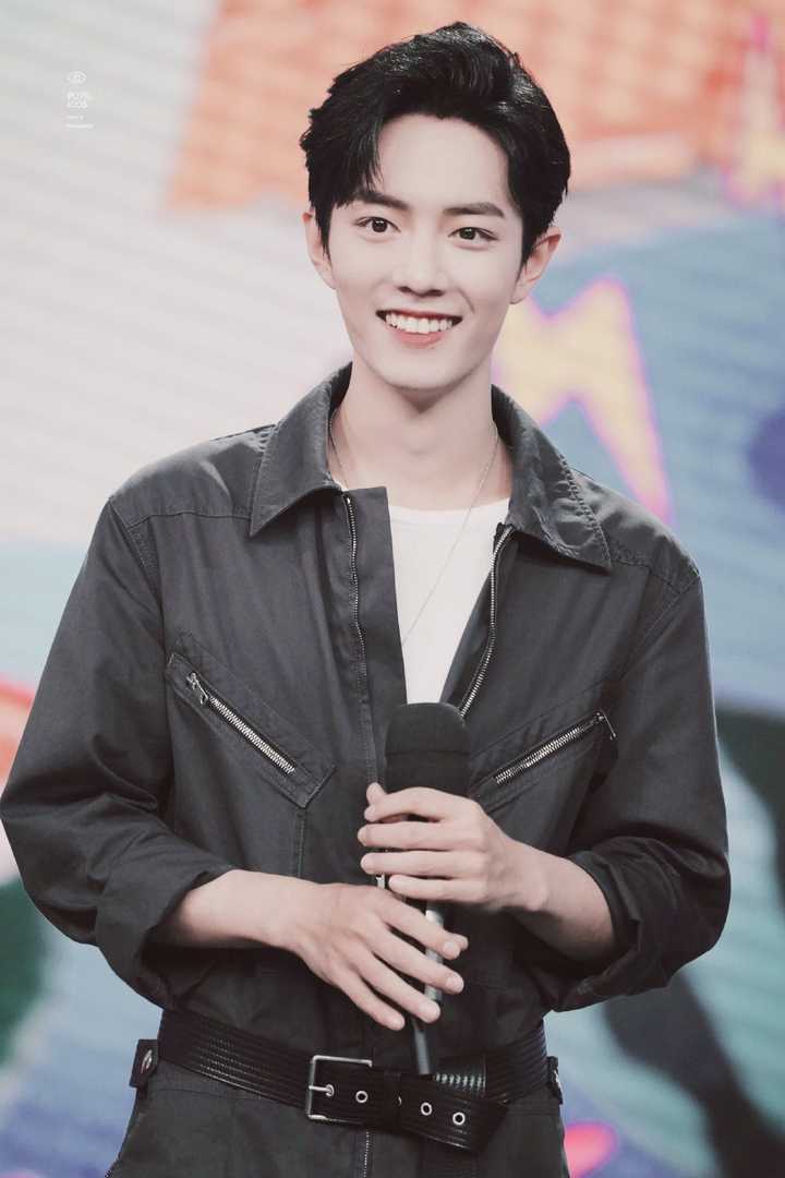 肖战有哪些好看的高清无水印图片(可以当壁纸的那种)?