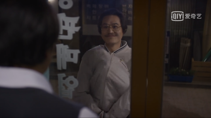请回答1988里的金社长把手放进衣服里,上下动,衣袖也会动的怎么弄?