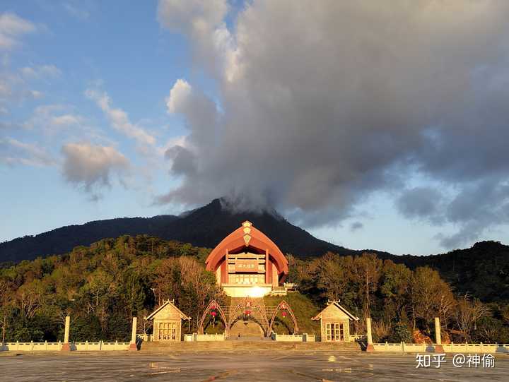 还买了一壶山兰酒一壶黄姜酒,随便放两张 下午去了五指山下的黎祖大殿