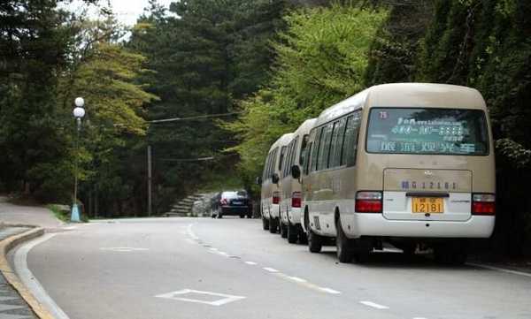 庐山观光车,清一色的丰田考斯特,乘坐感受不赖:-d