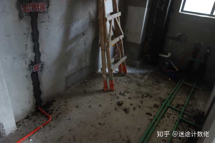 厨房的水电,图中的插座位置有问题,后来燃气验收时候发现离燃气炉太近