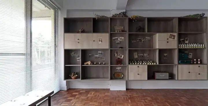 一样是一整面墙的收纳柜,但错落有致的柜门安排,让收纳清爽格外有秩序