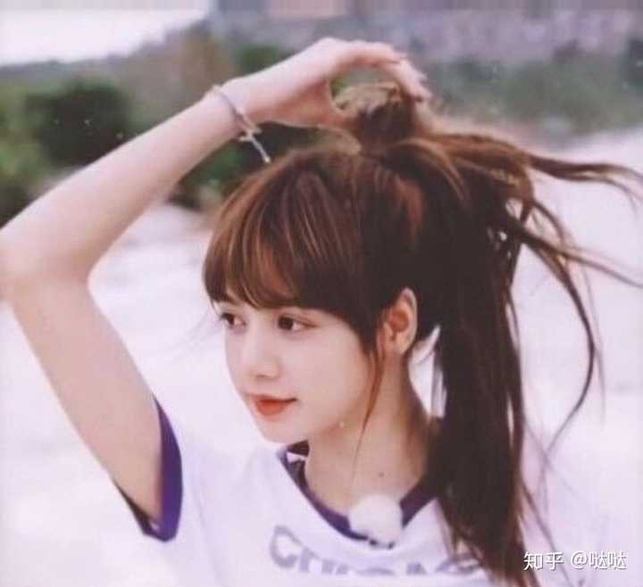 有没有女孩子扎着高马尾的头像?