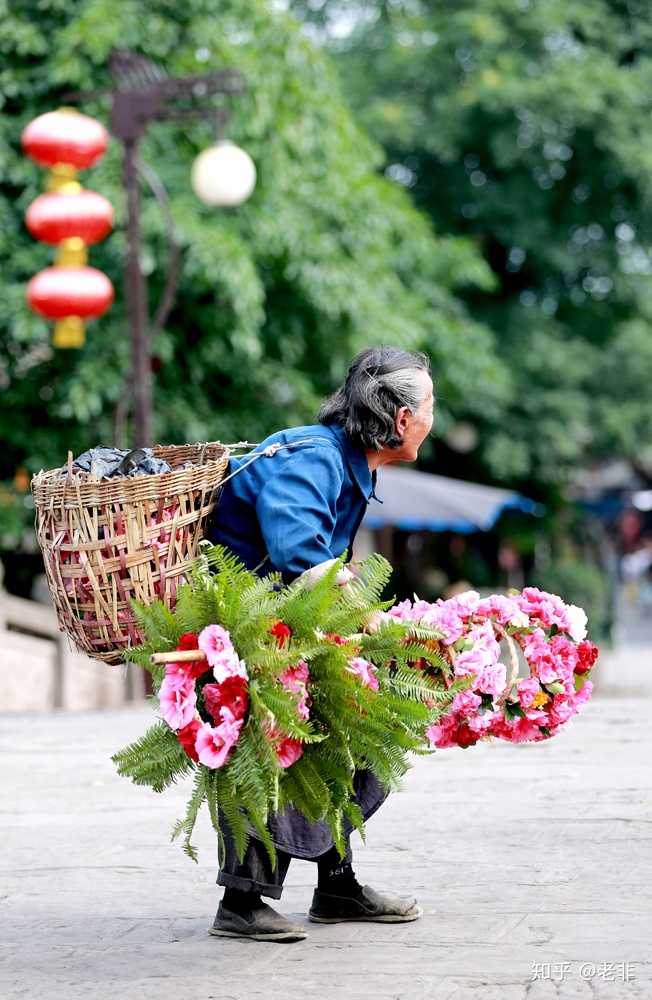 四川成都,黄龙溪古镇,一位卖花的老太太.