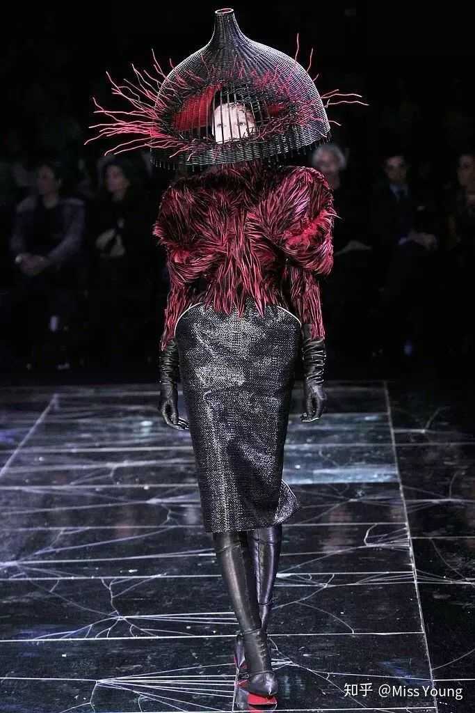 如何评价服装设计师亚历山大·麦昆 (alexander mcqueen)?