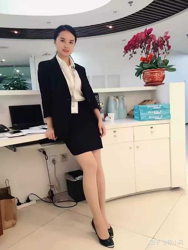 为什么很多公司前台,行政mm要穿裙子丝袜高跟鞋呢?
