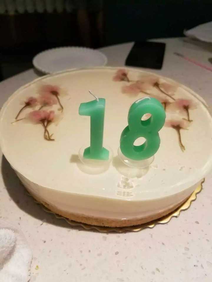 我的18岁生日礼物,是她自己做的蛋糕