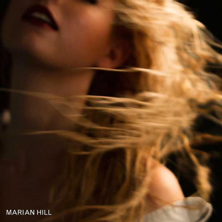 marian hill的《 got it  》 像穿着真丝睡衣,穿着浅蕾丝长袜的波浪发