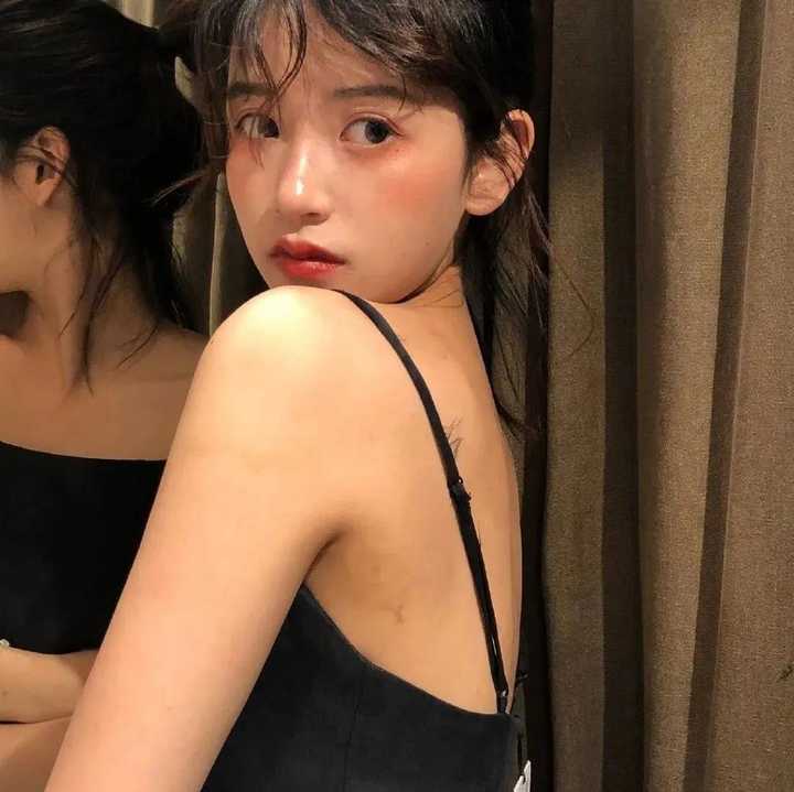 有没有那种性冷淡风又有点a的壁纸或者女生头像?