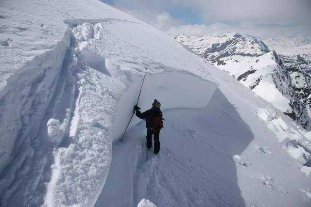 大型硬板雪崩之后的场景,整面山体的积雪整块塌陷.