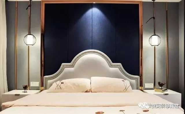 中式床头背景玫瑰金钛金条勾勒造型