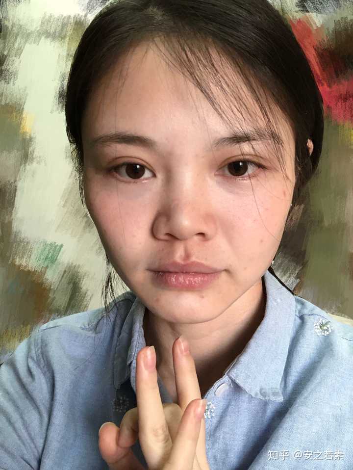 看破红尘要出家的女儿,脸色苍白太瘦.原相机嘴歪了奇怪了.