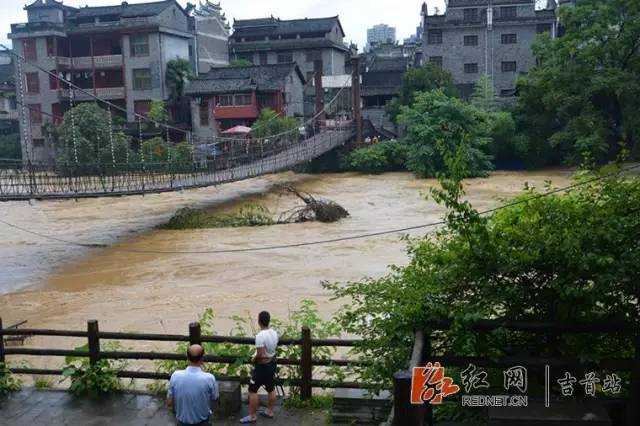 吉首矮寨镇区涨水,矮寨—凤凰县禾库镇县道小兴村段道路中断(寝室同学