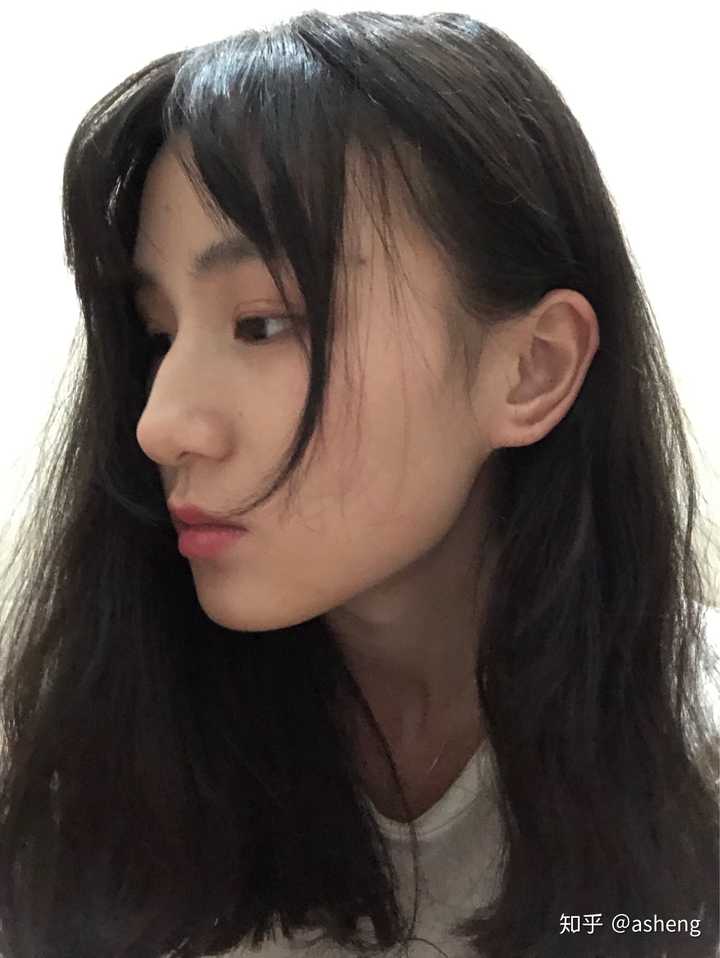 有哪些侧脸比较好看的女生?