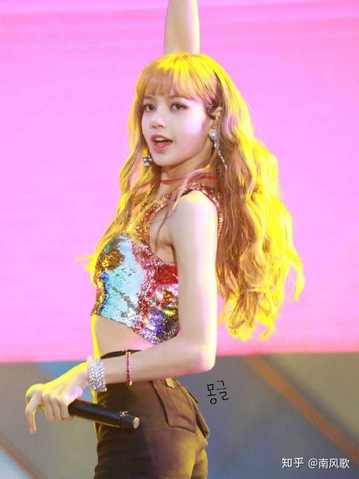 jennie和lisa直角肩谁的比较好?