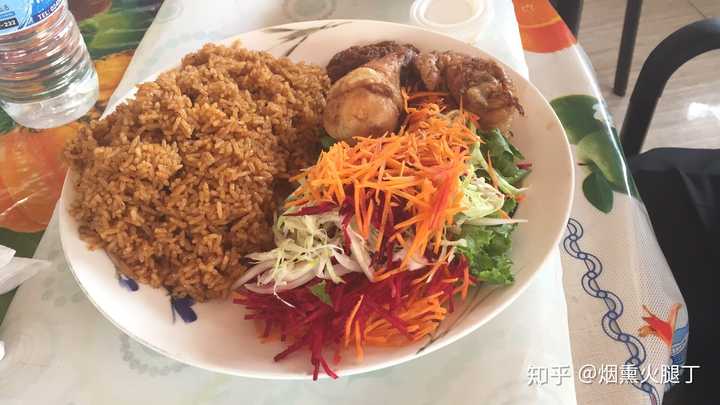 (我最爱的加纳本地的食物-jollof,有肉有菜,吃起来很像黑椒鳕鱼炒饭)