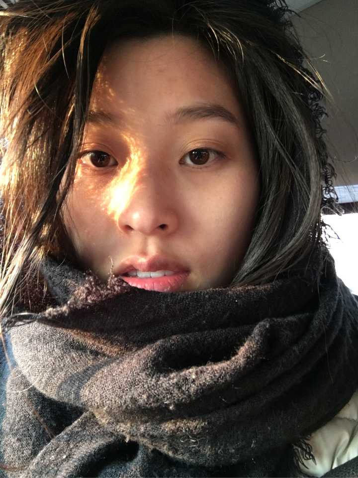 土生土长的四川人 但是很多人说像越南人 少数民族的 种种