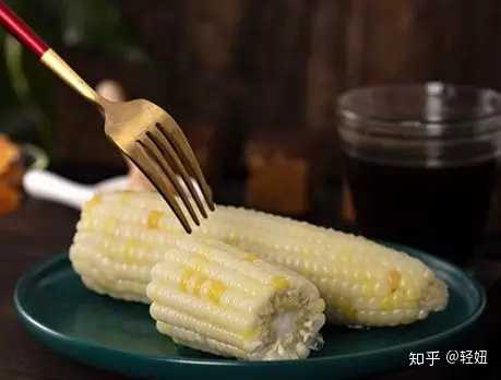 甜玉米吃起来甜,不代表就更容易引起升糖,相比之下甜玉米无论是热量