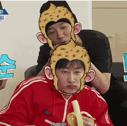 elf们说是的,哈哈他的小表情～) sjr里大云哥用笔和李赫宰high five