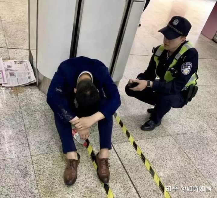 月    号,南京地铁站,一个西装革履的醉酒男子躺在站台上被警察"