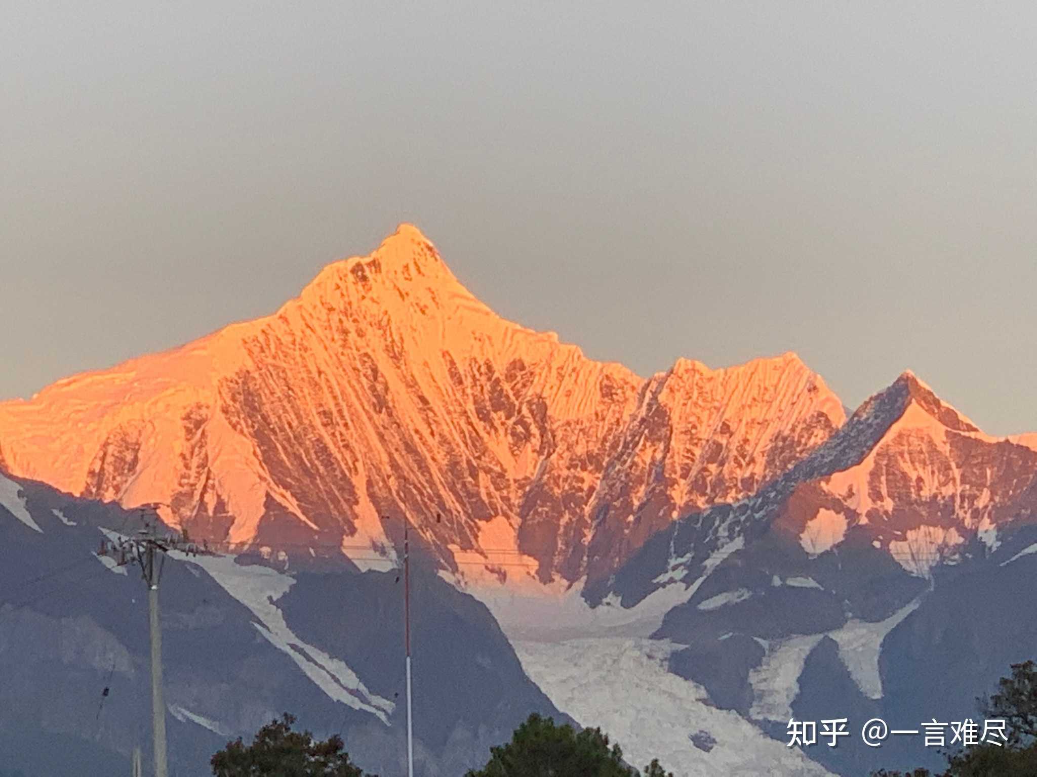 梅里雪山,日照金山,太美了,照片根本无法突出它的美感.