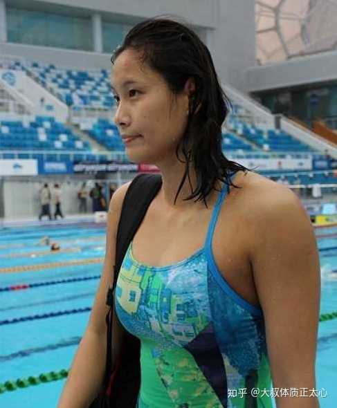 因为女子游泳运动员所穿的高科技竞技泳衣,那是非常非常的紧的,紧到穿