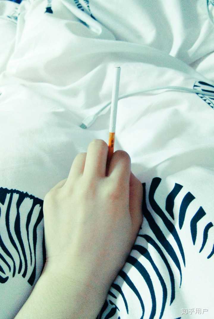 喝酒太丑,抽烟烫手