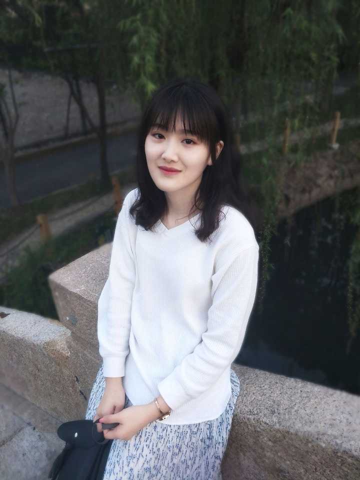 女神长相中等 但是有一种很温柔的气质 和她相处无论男生女生