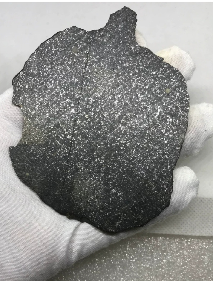 即使是l型低铁球粒陨石,仍然可以在切面上看见银白色的铁镍金属