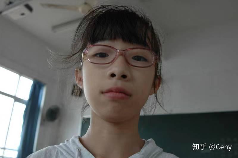 其实小学的时候都没什么自信,因为当时龅牙又戴眼镜,就有了丑女无敌