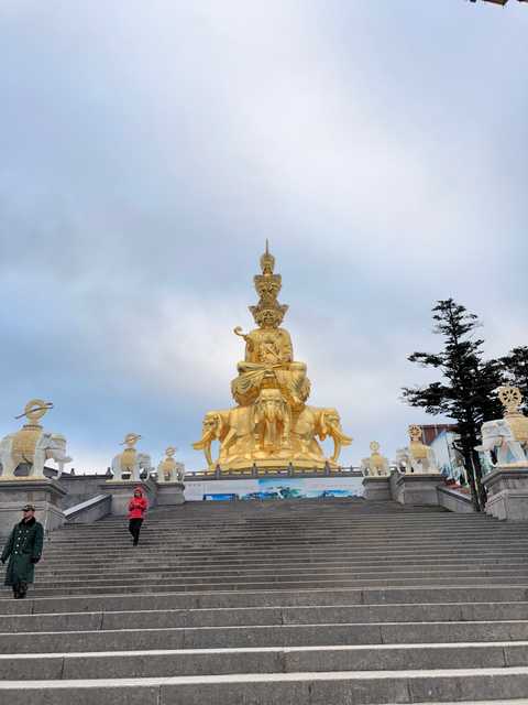 峨眉山金顶十方普贤菩萨,在雨雾中若隐若现的异世界来客降临的感觉.